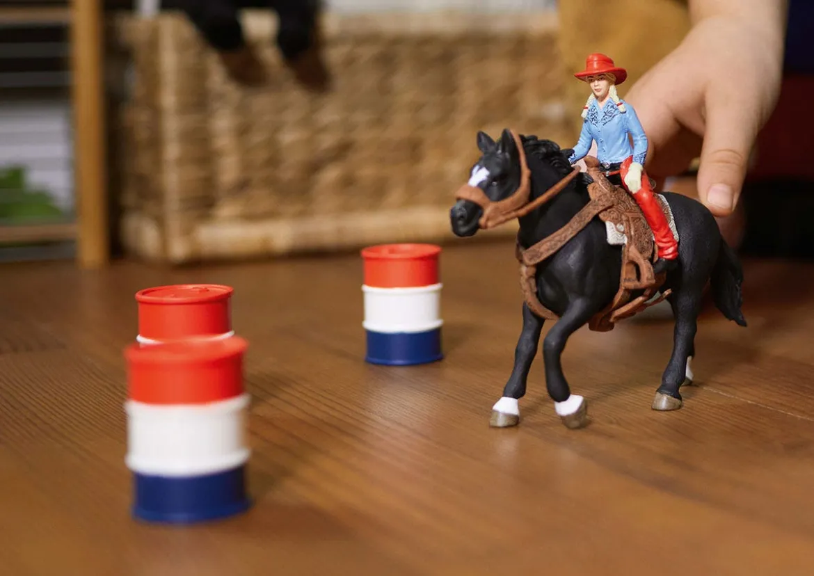 Barrel Racing Avec Une Cowgirl