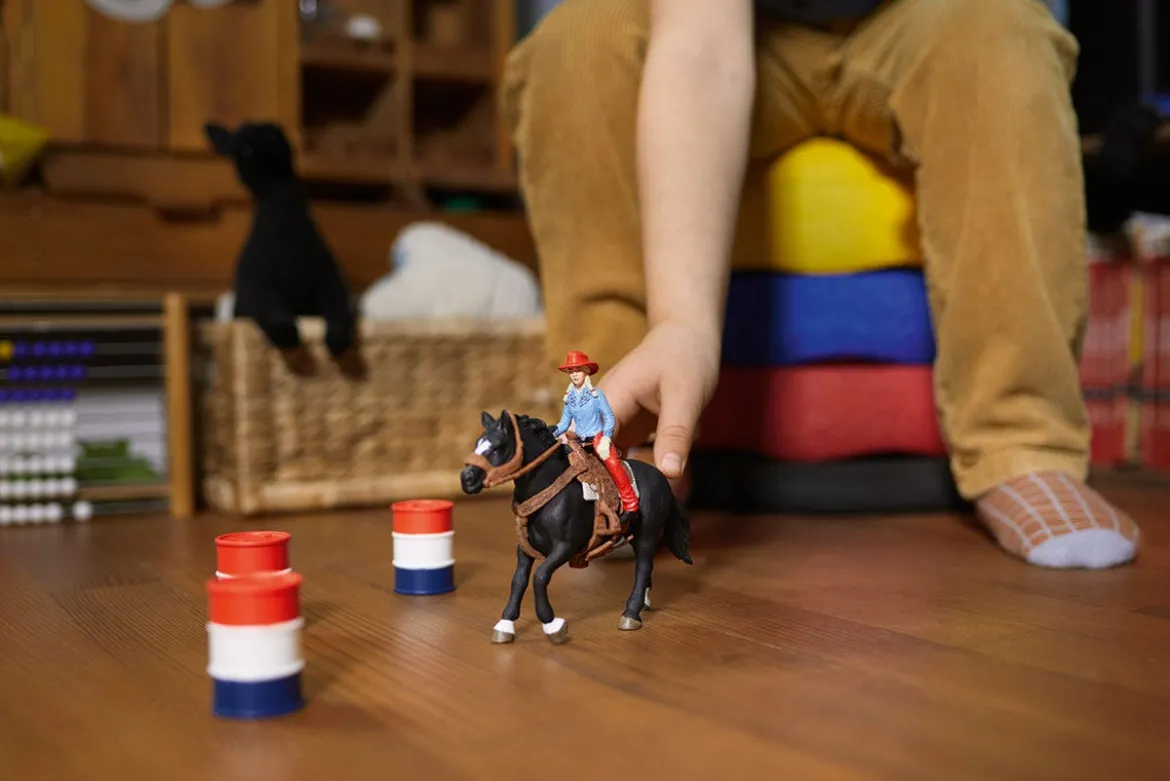 Barrel Racing Avec Une Cowgirl
