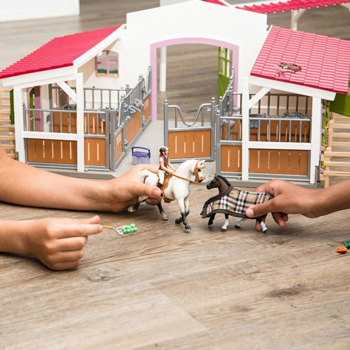 Centre équestre avec cavalière, chevaux et accessoires