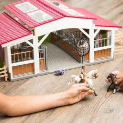 Centre équestre avec cavalière, chevaux et accessoires